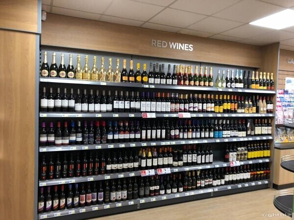 Long established thriving off licence and convenience store in a VERY busy shopping parade. Photo 3
