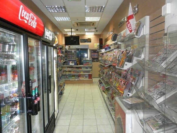 leasehold Newsagents Located In The King Fisher Shopping Centre, Redditch Photo 2
