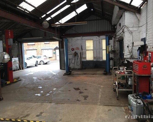 POPULAR WELL-ESTABLISHED GARAGE Photo 2
