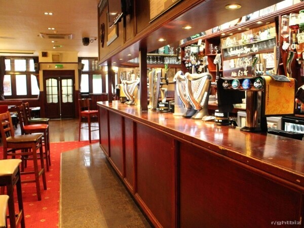 LONDON - POPULAR LIVE MUSIC & SPORTS BAR Photo 2