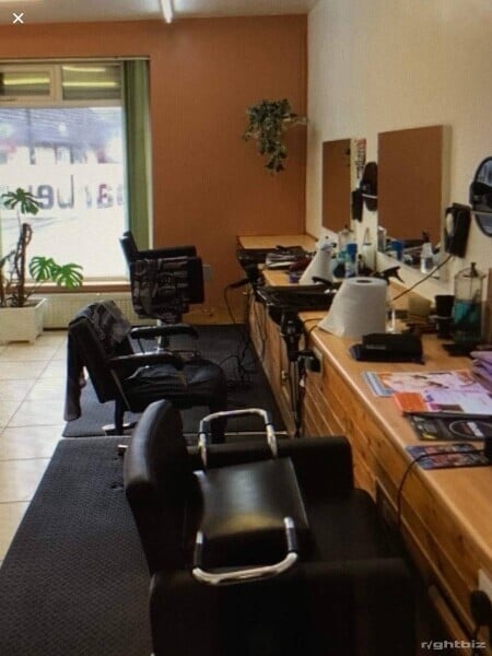 Barbers/Gentleman’s Hair Salon with Excellent Potential for Expansion and 1st Floor Accommodation Photo 2