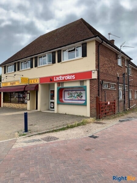 Freehold for sales - Licenced Restaurant, adjoining shop and two 2 bed flats in Hayling Island Photo 2