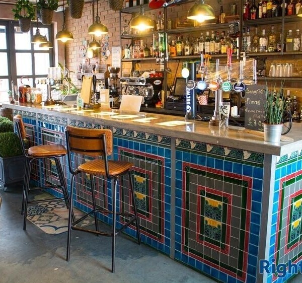 LONDON - PUB BY STATION & UNIVERSITY Photo 2