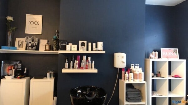 Hairdressing salon based on busy high street Photo 2