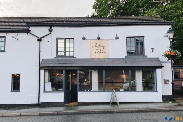 Amazing refurbished modern restaurant, potential to increase opening times and revenue. Photo 2