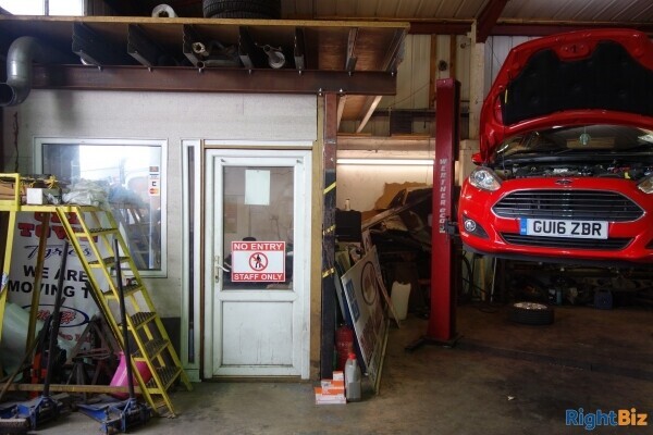 REPUTABLE, IDEALLY LOCATED MOT AND REPAIR CENTRE Photo 2