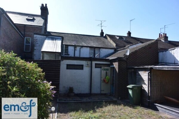 Freehold Newsagents with Accommodation: Dunstable Photo 2