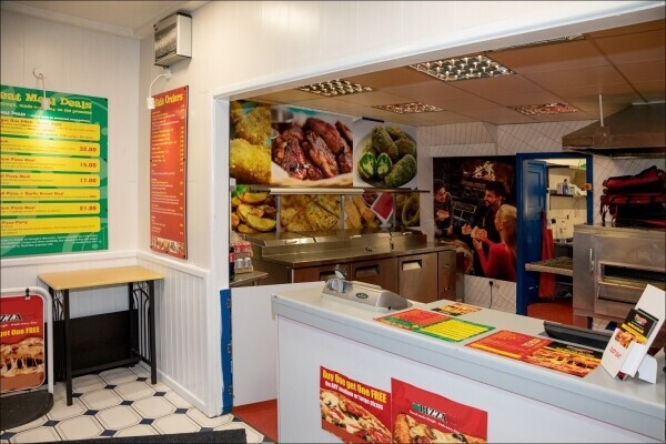Lock-Up Pizza Takeaway in affluent New Forest Town, Hampshire Photo 2