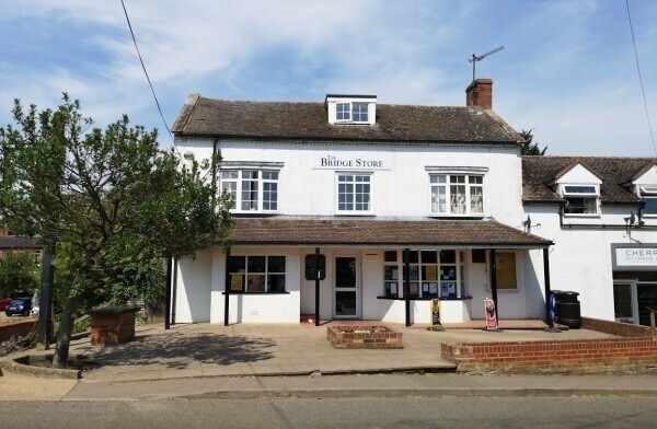 UNOPPOSED LICENSED CONVENIENCE STORE in ATTRACTIVE CANAL SIDE LOCATION in north Oxfordshire village Photo 2