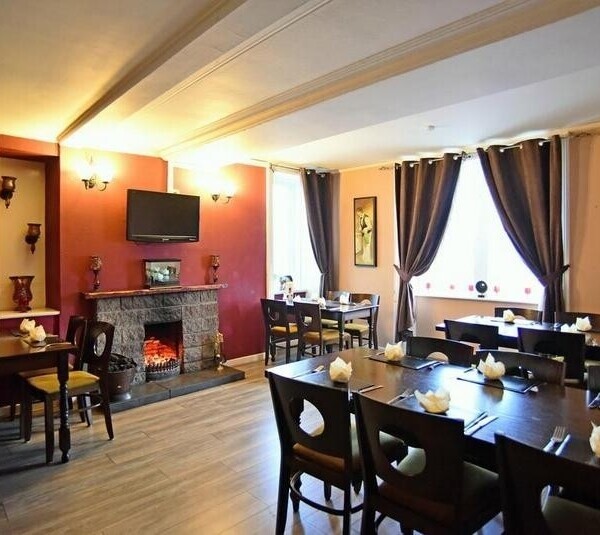 Outstanding 9-Bedroom Village Inn Situated in Angus Photo 2