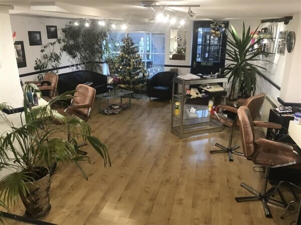 HIGH CLASS UNISEX HAIR SALON IN MARLBOROUGH TOWN CENTRE Photo 2
