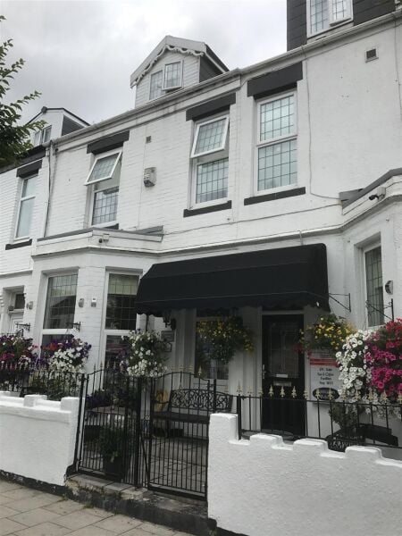 CHARMING 14-BED GUEST HOUSE WITH PRIVATE ACCOMMODATION IN SOUTH SHIELDS CHARMING 14-BED GUEST HOUSE WITH PRIVATE ACCOMMODATION IN SOUTH SHIELDS