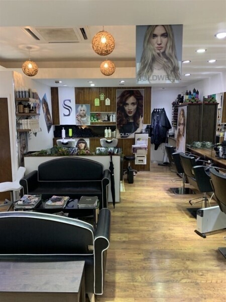 SUPERB UNISEX HAIR & NAILS STUDIO IN COVENTRY CITY CENTRE Photo 2
