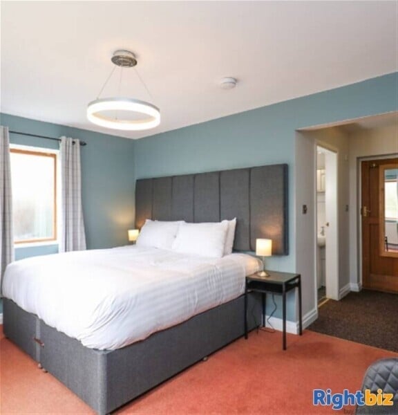 CHARMING FREEHOLD HOLIDAY LETS IN CASTLETON TOWN CENTRE Photo 2