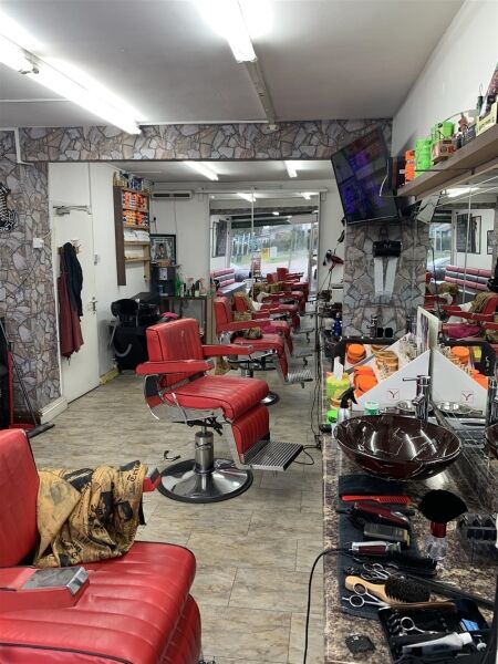 STYLISH GENTLEMENS HAIR SALON IN OXFORD SUBURB