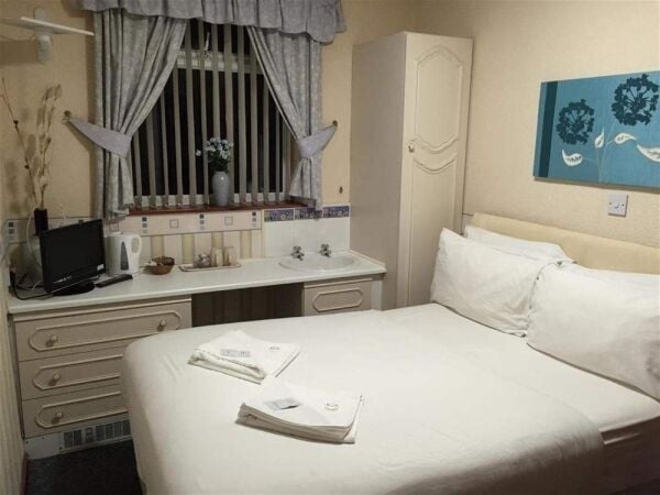LICENSED FREEHOLD BED & BREAKFAST GUEST HOUSE IN BLACKPOOL LICENSED FREEHOLD BED & BREAKFAST GUEST HOUSE IN BLACKPOOL