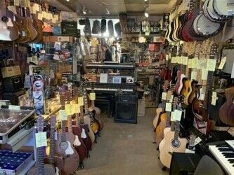 VIRTUALLY FREEHOLD MUSIC SHOP IN CLEVEDON TOWN CENTRE
