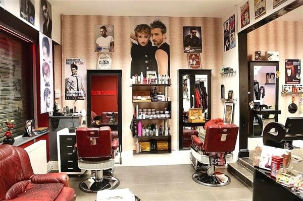 STYLISH UNISEX HAIR SALON WITH PRIVATE APARTMENT IN ST HELENS