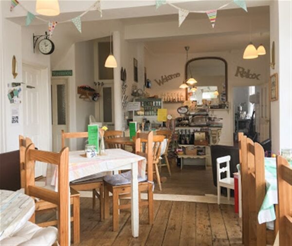 FREEHOLD SEASIDE COFFEE SHOP & DAYTIME RESTAURANT WITH SPACIOUS APARTMENT ON THE NORFOLK COAST