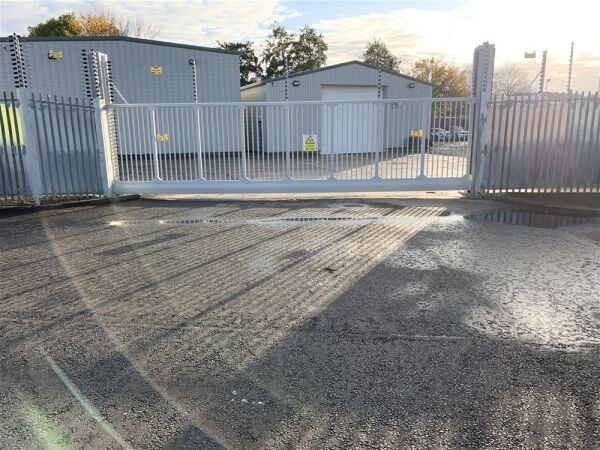 IMPRESSIVE FREEHOLD ACCIDENT REPAIRS & MOT TESTING CENTRE IN JARROW
