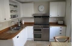 Superb 6 bedroom (all en-suite) Guest House in the Costwolds Photo 2