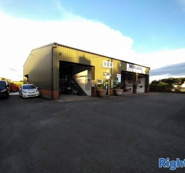 Well-established Garage with repeated custom Photo 2