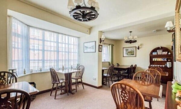 Freehold 7 Bedroom Guest House Located In Henley In Arden Photo 2