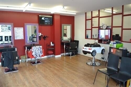FREEHOLD FOR SALE! Do not miss out on this fantastic opportunity to invest in this well established Photo 2
