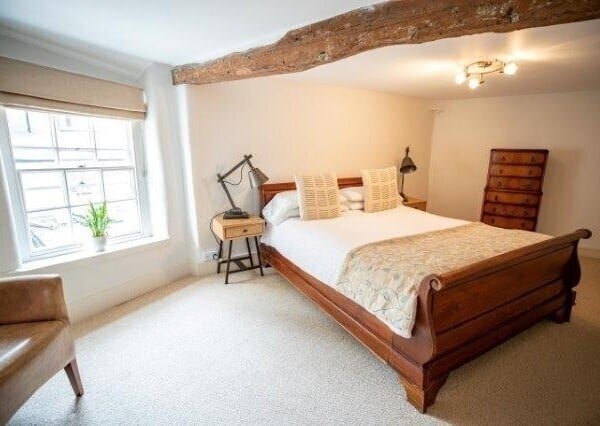 OXFORD CITY LICENSED GUEST HOUSE - RARE BUSINESS OPPORTUNITY. Superb central trading location. Photo 2