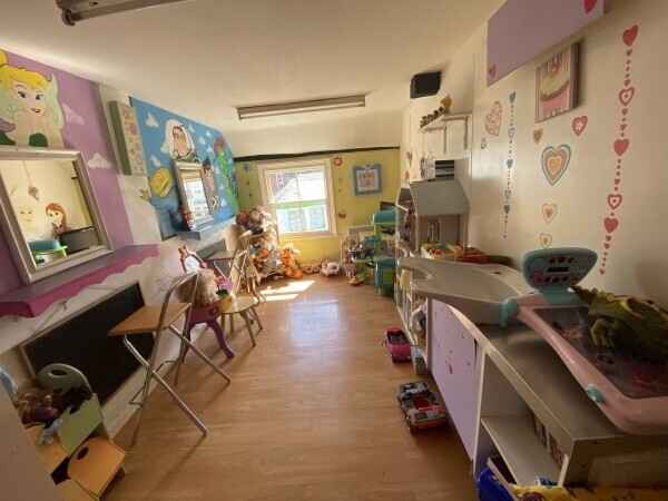 Leasehold hair and beauty salon for sale in the historic town of Amesbury Wiltshire Photo 2