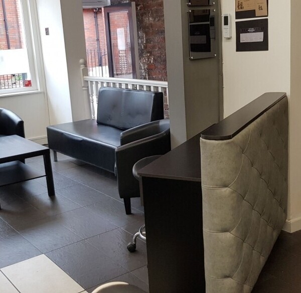 Hairdressers-Barbershop. Fully Fitted VERY low start-up costs. Photo 2
