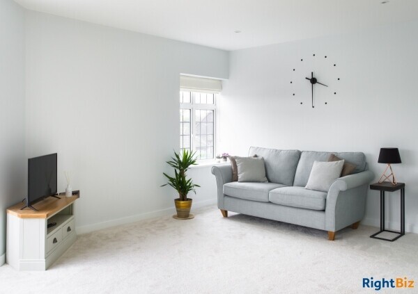 5 Brand New 2 Bed Apartments - New Forest Photo 2