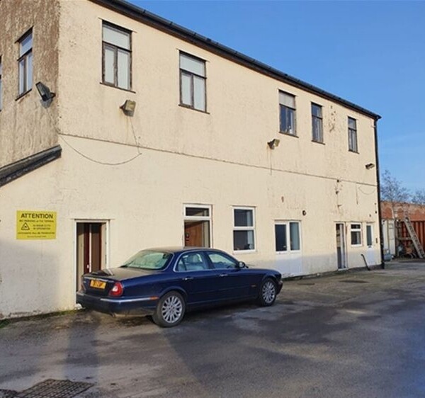 LARGE SECURE STORAGE, OFFICE LETS & COMMERCIAL PARKING FACILITY - WIRRAL Photo 2