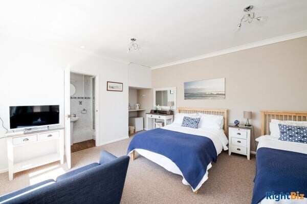 SUPERB 10 BED GUEST HOUSE - CHICHESTER Photo 2
