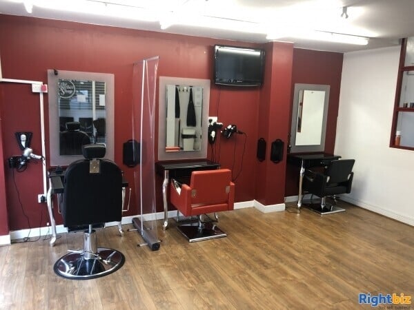 Barber Shop lease for sale, situated in a prime location with low running costs. Photo 2