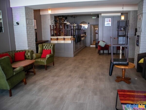 SURREY - BAR & COCKTAIL LOUNGE Photo 2