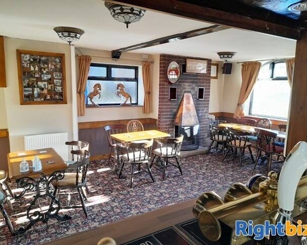 GLOUCESTERSHIRE - TRADITIONAL COMMUNITY PUBLIC HOUSE IN BUSY FOREST OF DEAN TOWN Photo 2