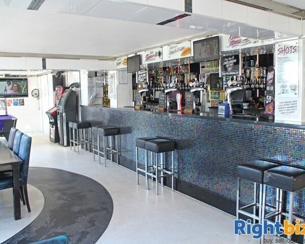 KENT - HISTORIC MEDWAY TOWN CENTRE BAR FOR SALE Photo 2