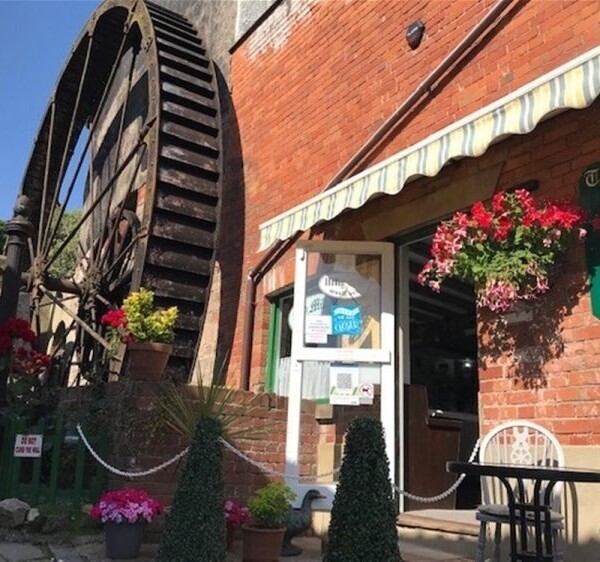 Under Offer: Charming Tea Rooms set in seaside town For Sale in Dawlish Photo 2