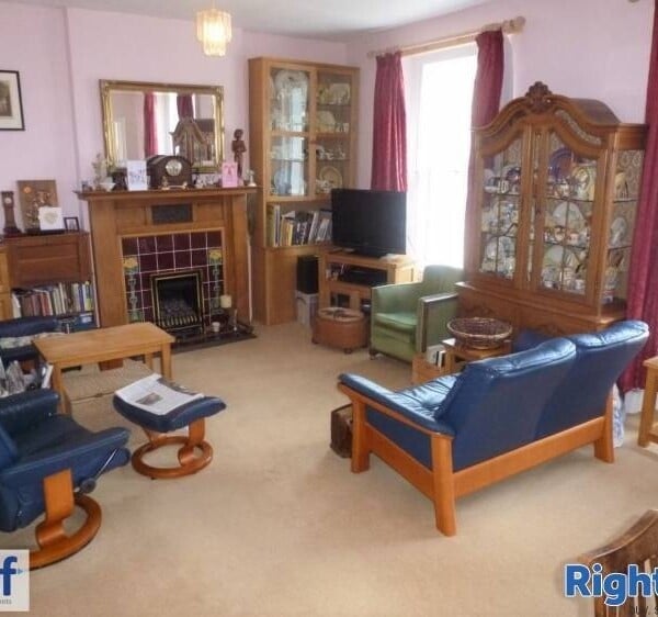 FREEHOLD INVESTMENT OPPORTUNITY/HOME WITH INCOME Photo 2