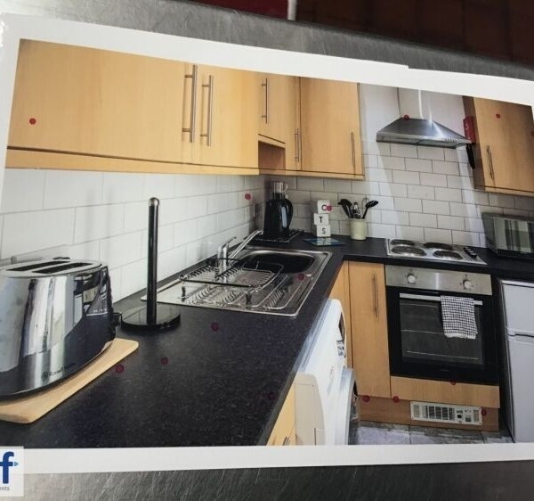 £3,300+ p/wk  BUTCHERS/INVESTMENT OPPORTUNITY WITH S/CONT FLAT, BRIDGEND Photo 2