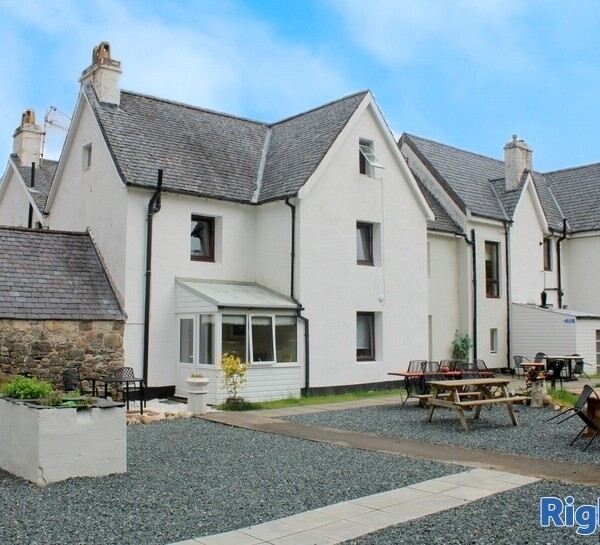 Charming Hotel and Bunkhouse set in the Popular Village of Kinlochewe Photo 2