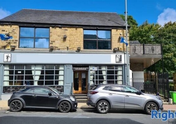 FREEHOLD Detached Bar in a Busy Market Town on the Outskirts of Leeds Photo 2