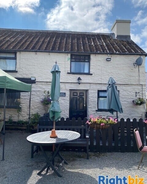 DESIRABLE FREEHOUSE VILLAGE INN WITH SUPERB PUB, RESTAURANT AND GUEST FACILTIES , NORTH WALES Photo 2