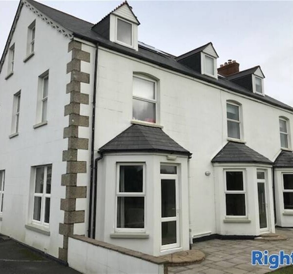 Under Offer: Immaculate Hotel on the North Cornish Coastline For Sale in Perranporth Photo 2