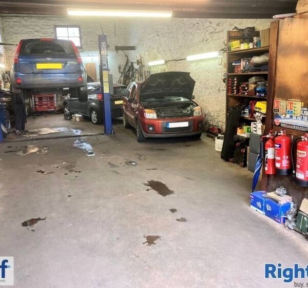 MOTOR VEHICLE REPAIR WORKSHOP Photo 2