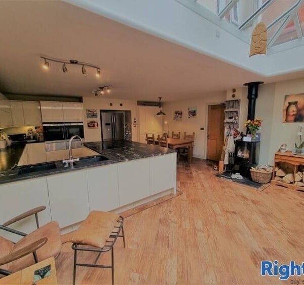 Luxurious Guest House in Whitby with Beach at end of the Road Photo 2