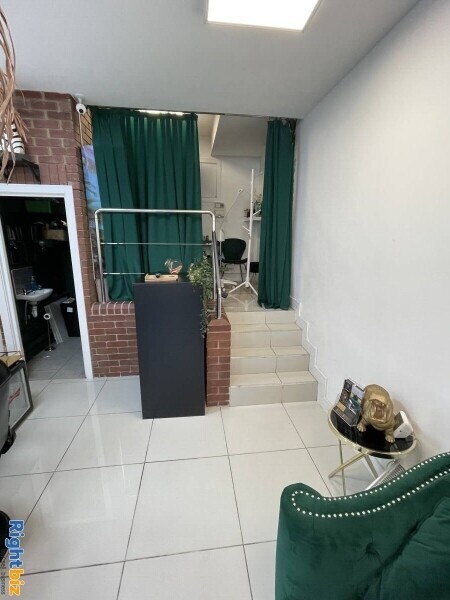 Barber/Hairdresser/Beauty Salon shop available to let in Barnet North London Photo 2