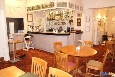 MONMOUTHSHIRE - Market town centre historic pub