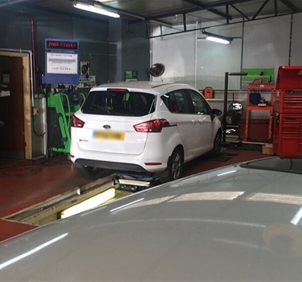 WELL REVIEWED FREEHOLD GARAGE SERVICES – DERBYSHIRE Photo 2